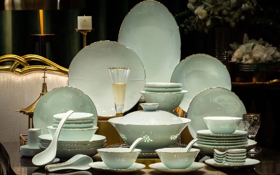 青釉葵口玲珑 58 头餐具