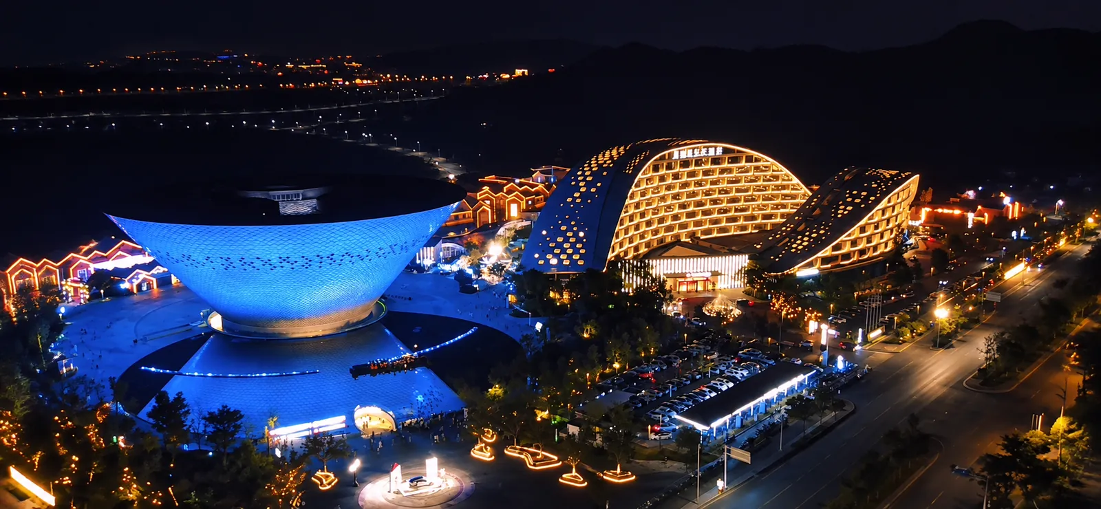 夜色中点亮的瓷器造型建筑